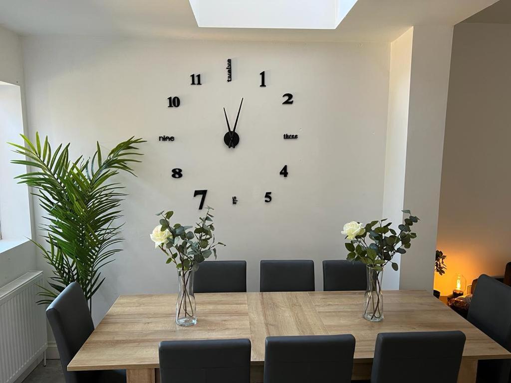 Entire 5 Bedroom With Garden - Sleeps 9 Apartment