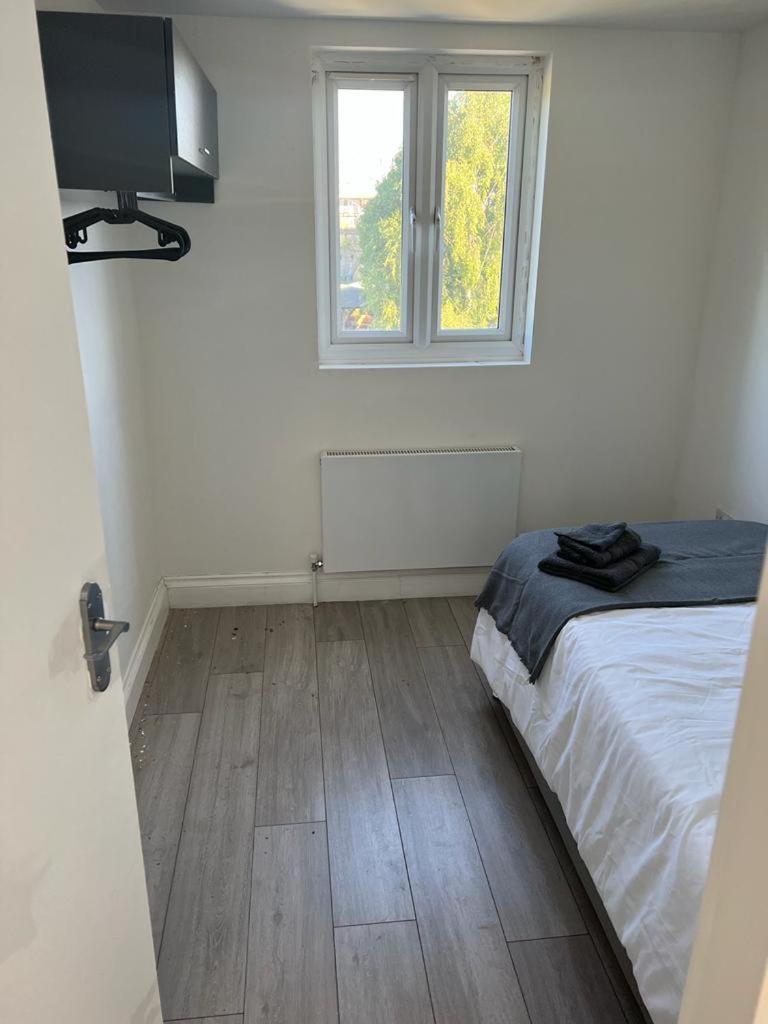 Entire 5 Bedroom With Garden - Sleeps 9 Apartment London