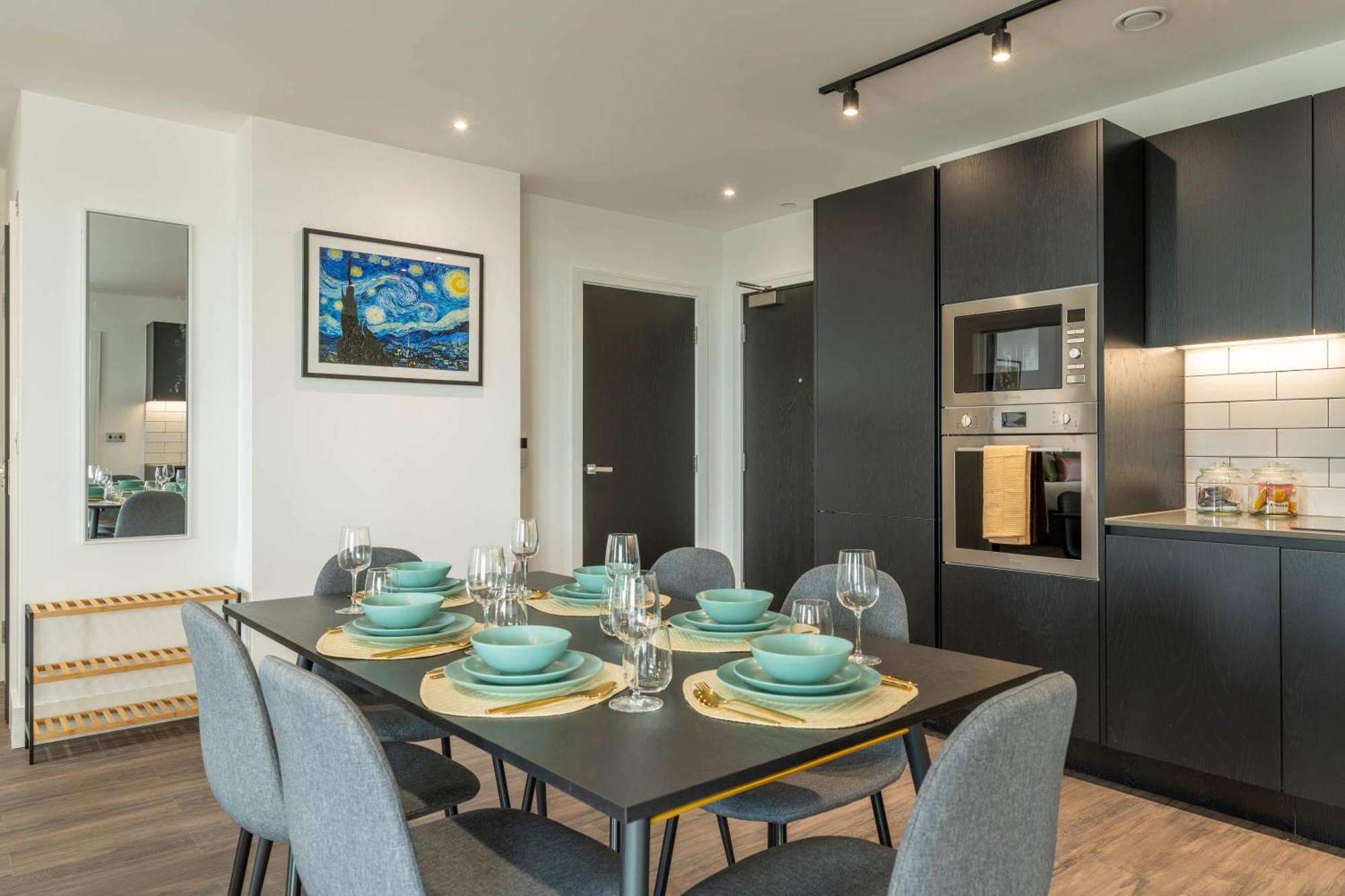 Mitre Picasso By Artsy Apartment