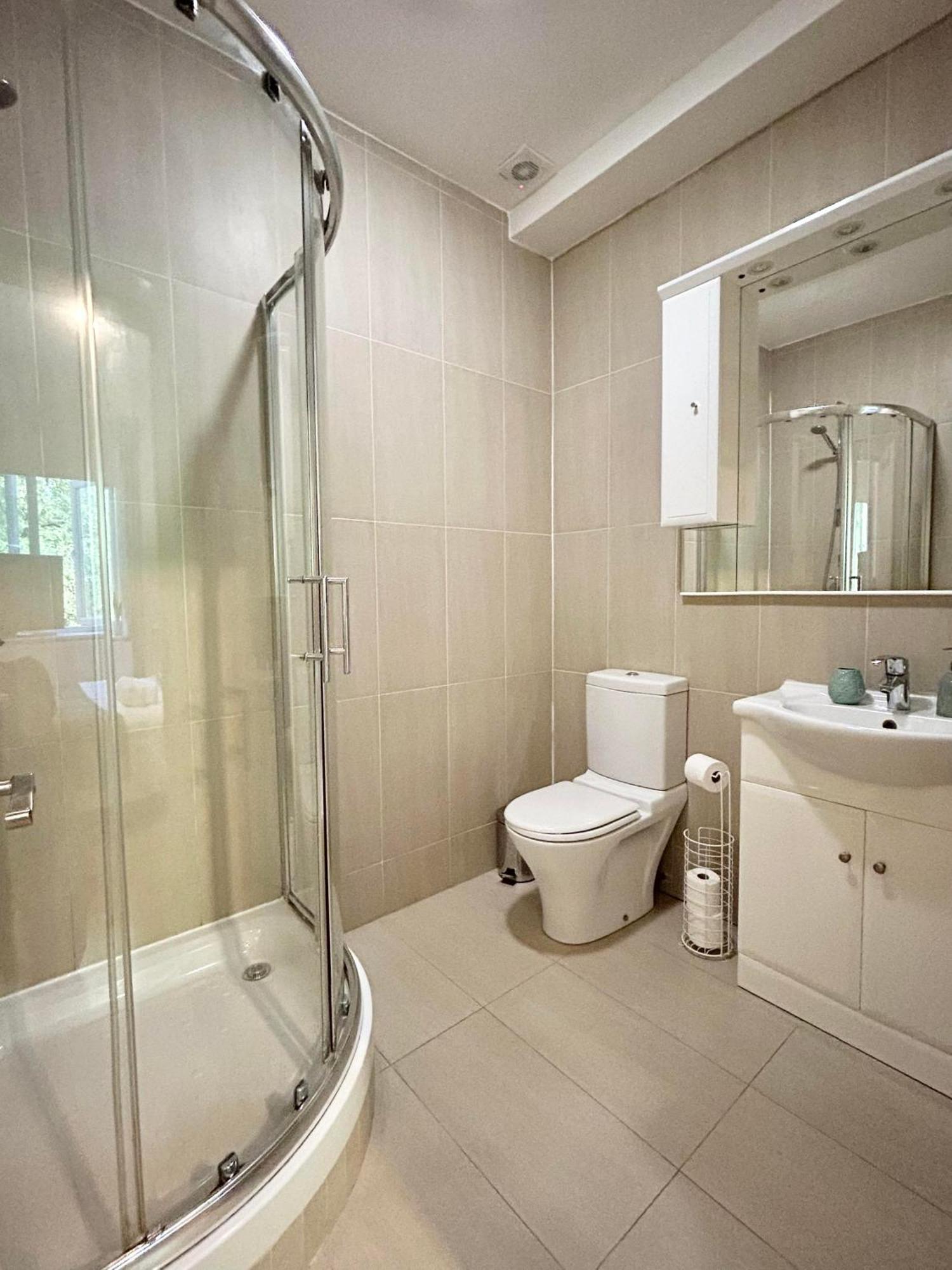 Olympia 2 Bed Terrace Appartement Londen
