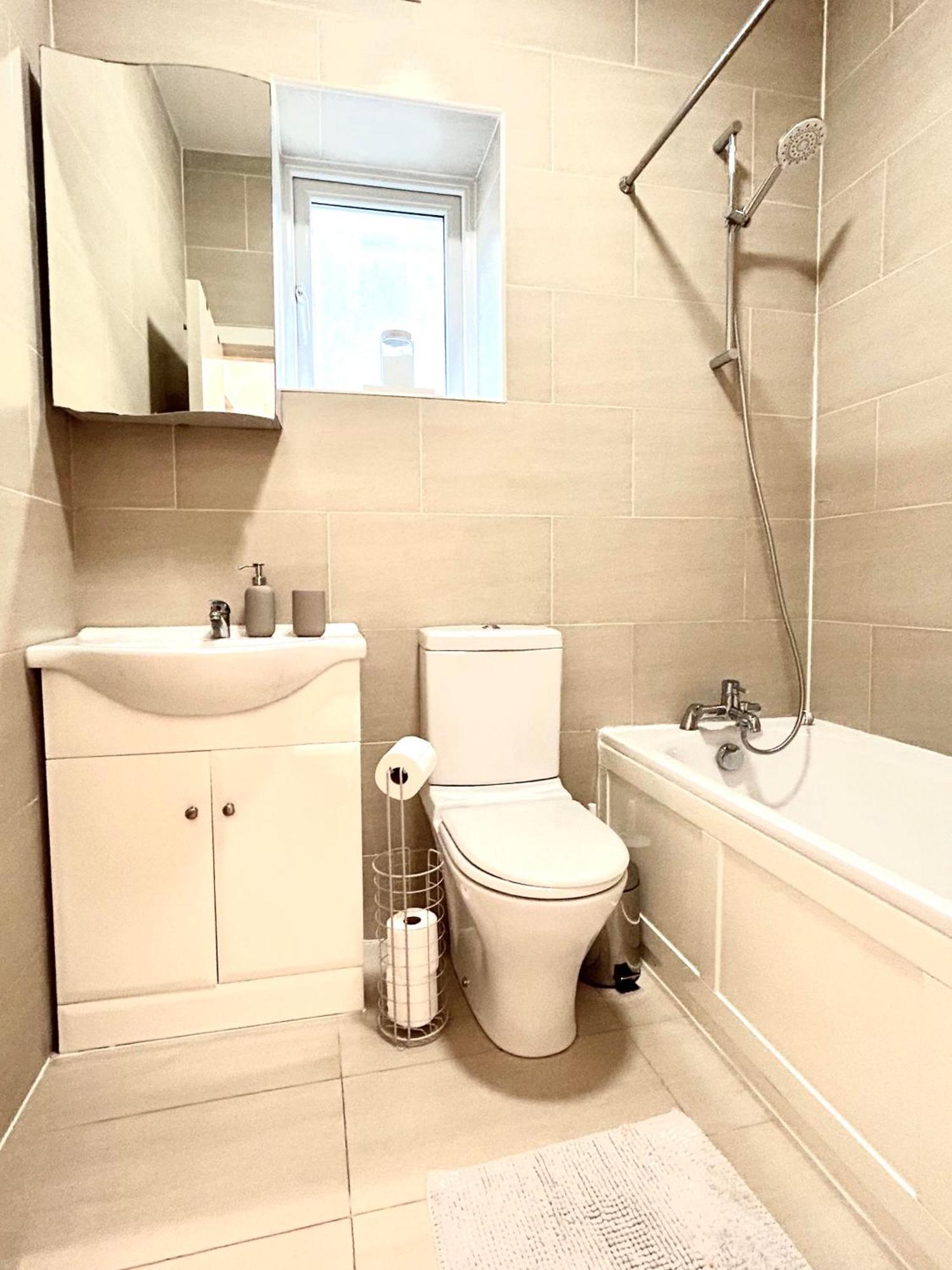 Olympia 2 Bed Terrace * Londen