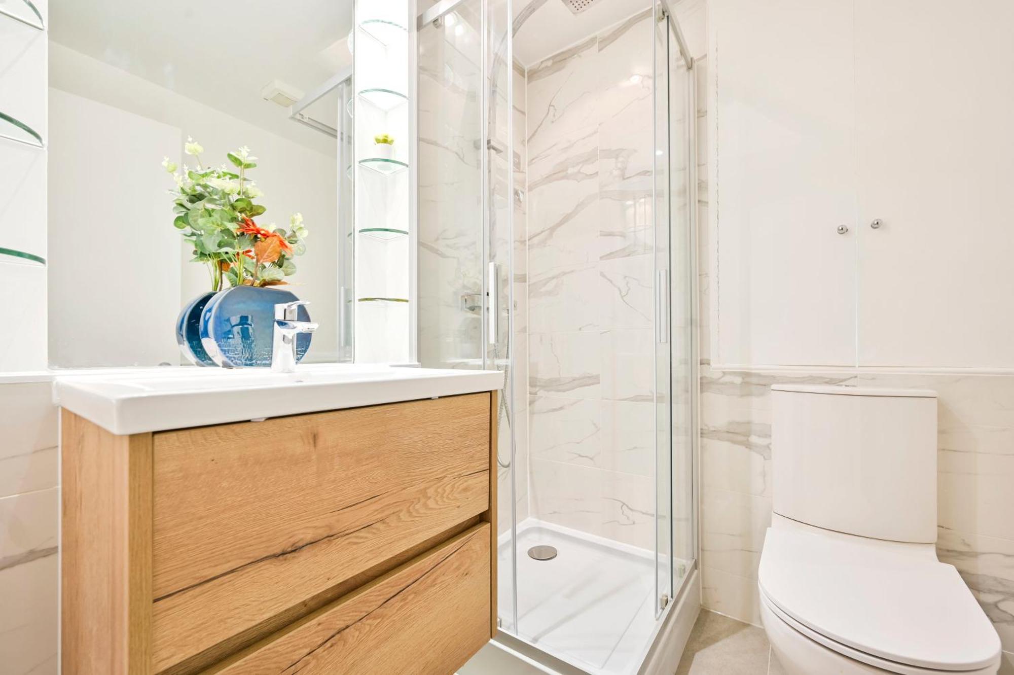 Stunning 3 Bed Apartment *