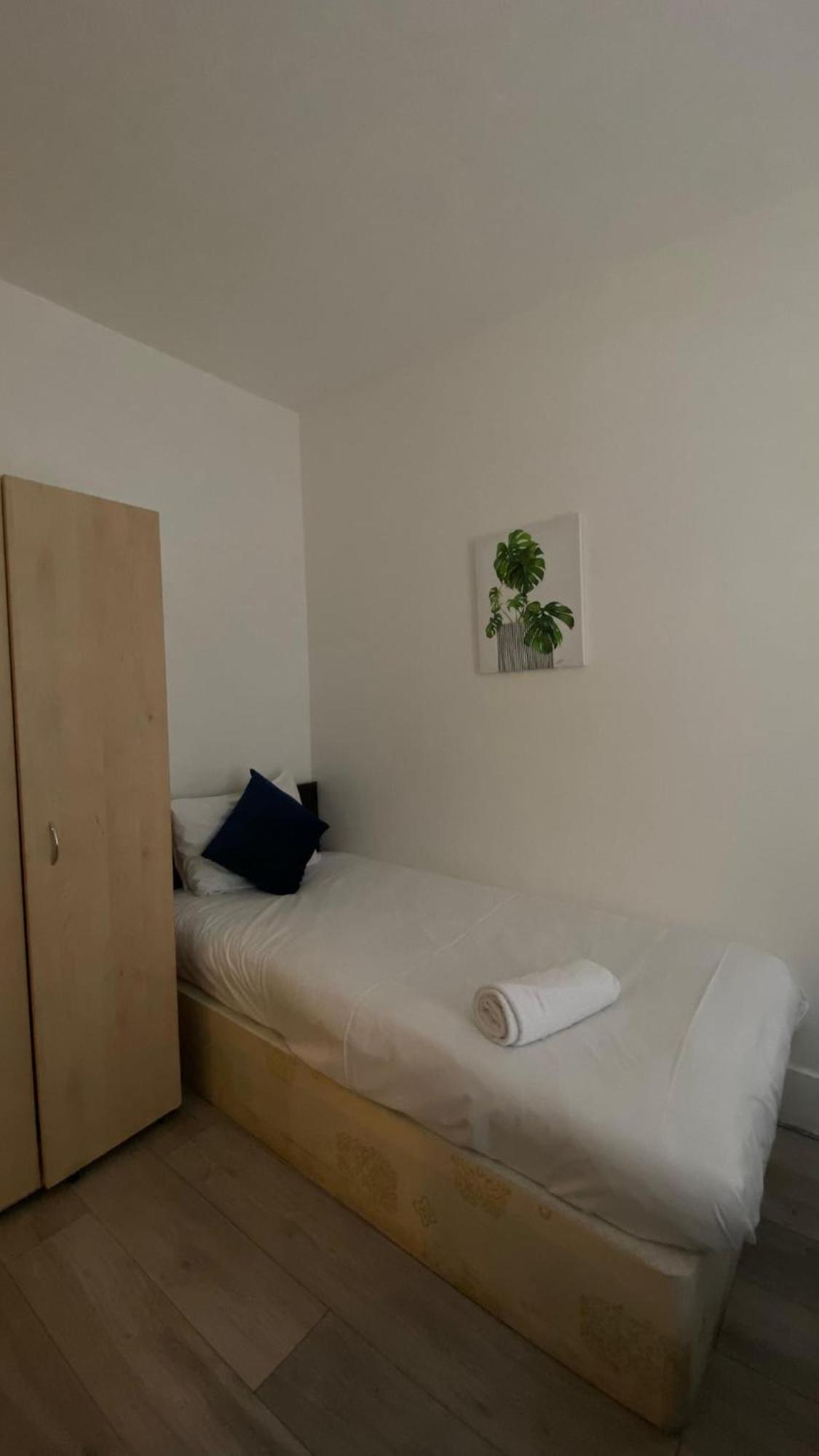 Lovely Ground Floor Miles Apartment London
