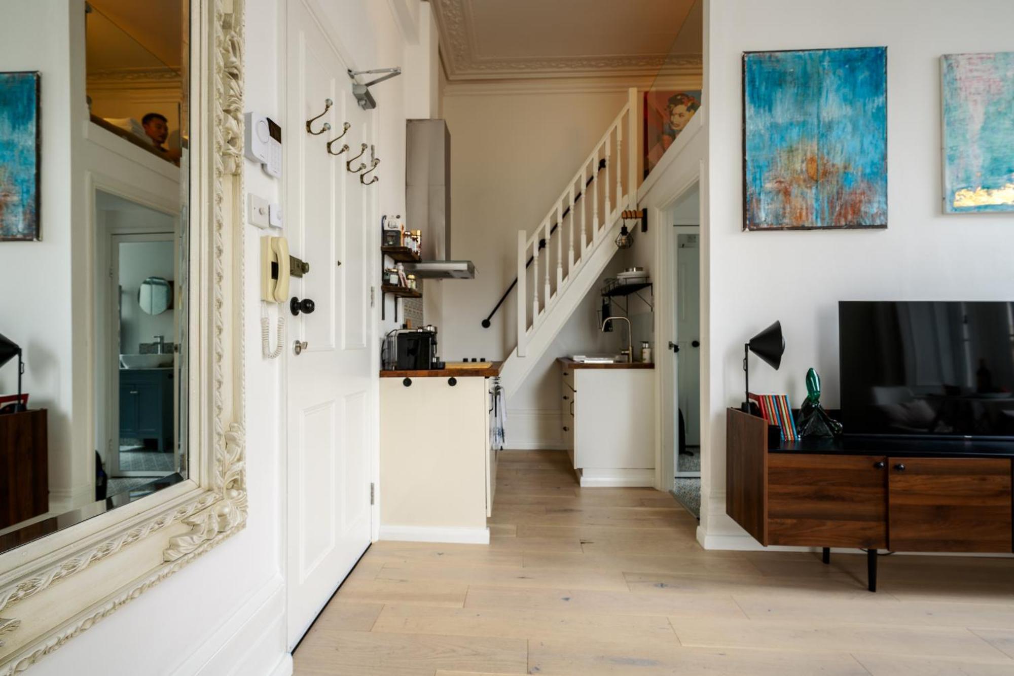 Tranquil Retreat Loft ~ Close To Victoria! Apartment
