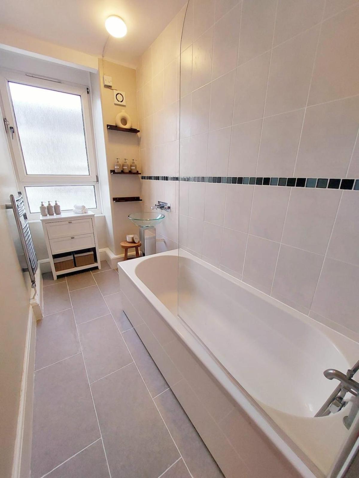 Light, Spacious Flat On Brixton Hill * Londen