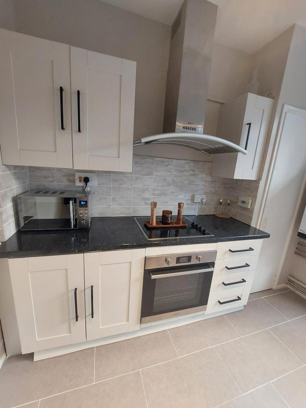 Light, Spacious Flat On Brixton Hill Appartement Londen