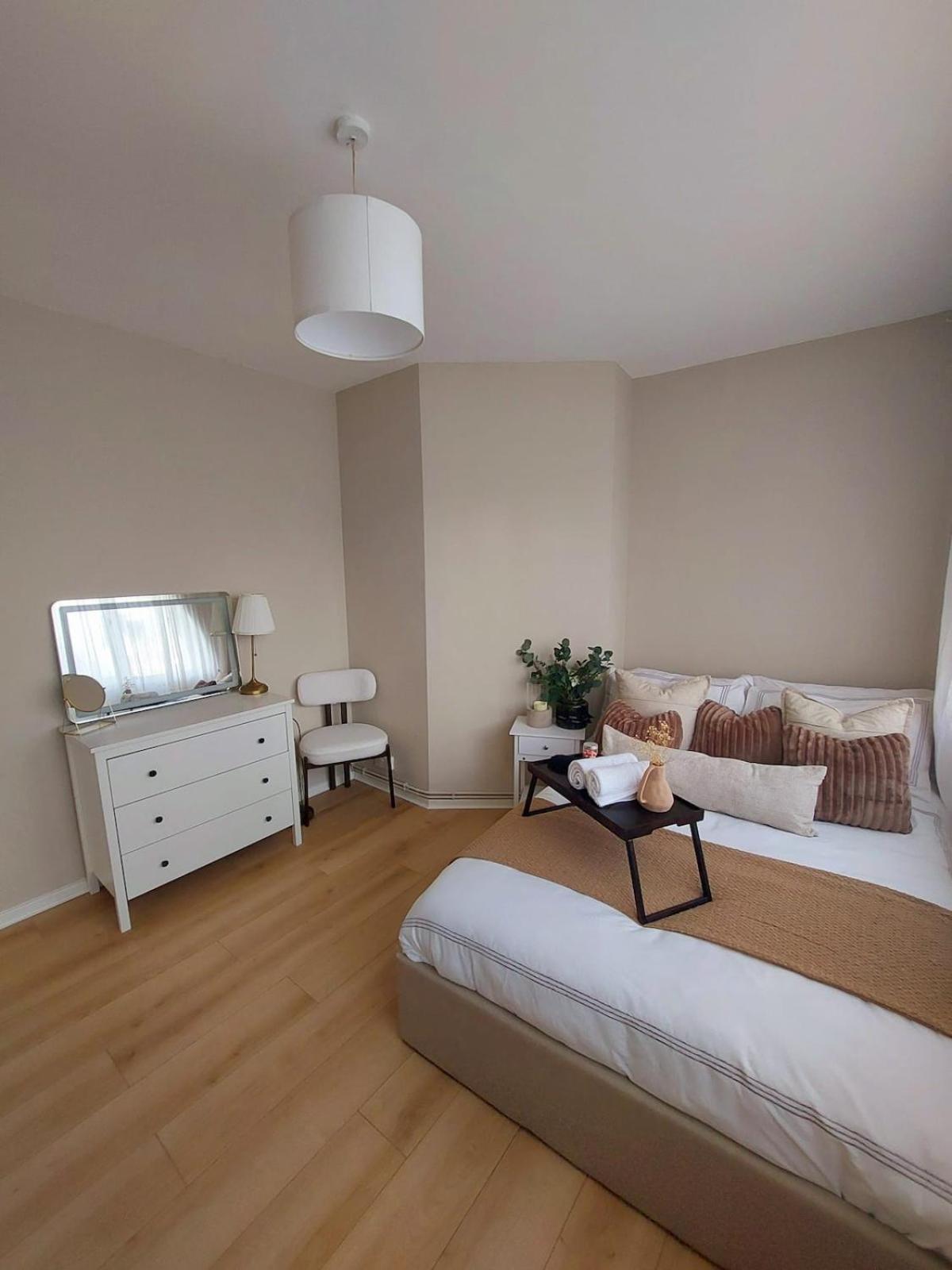 Light, Spacious Flat On Brixton Hill Appartement Londen