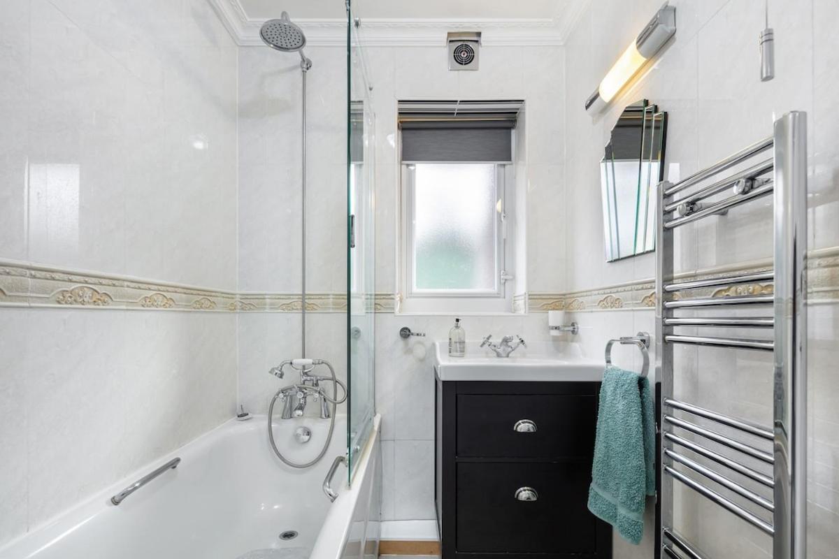 Modern Two Bed With Free Gated Parking Space Apartment