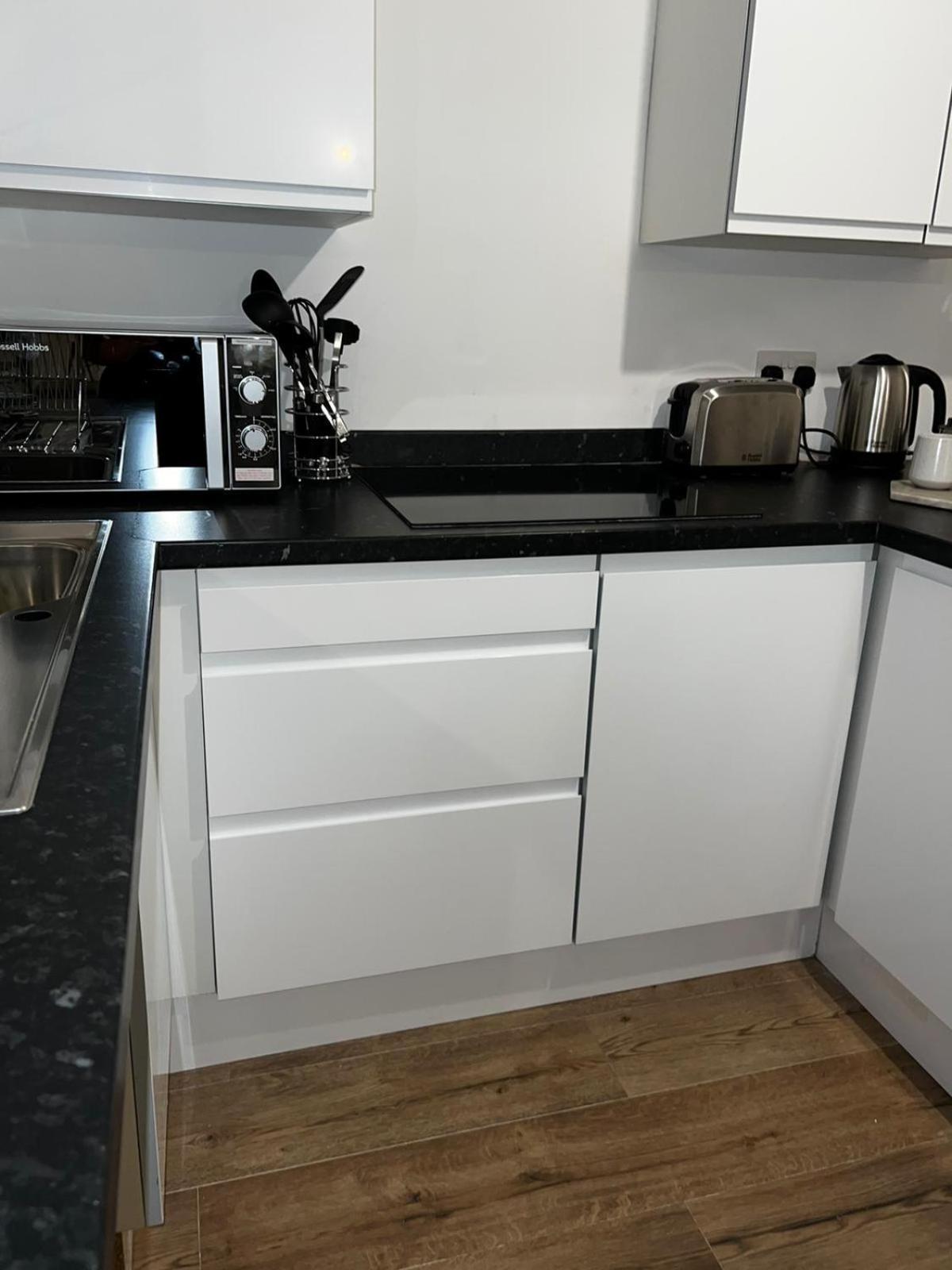 Apartment Modern In Popular South Kensington Location *