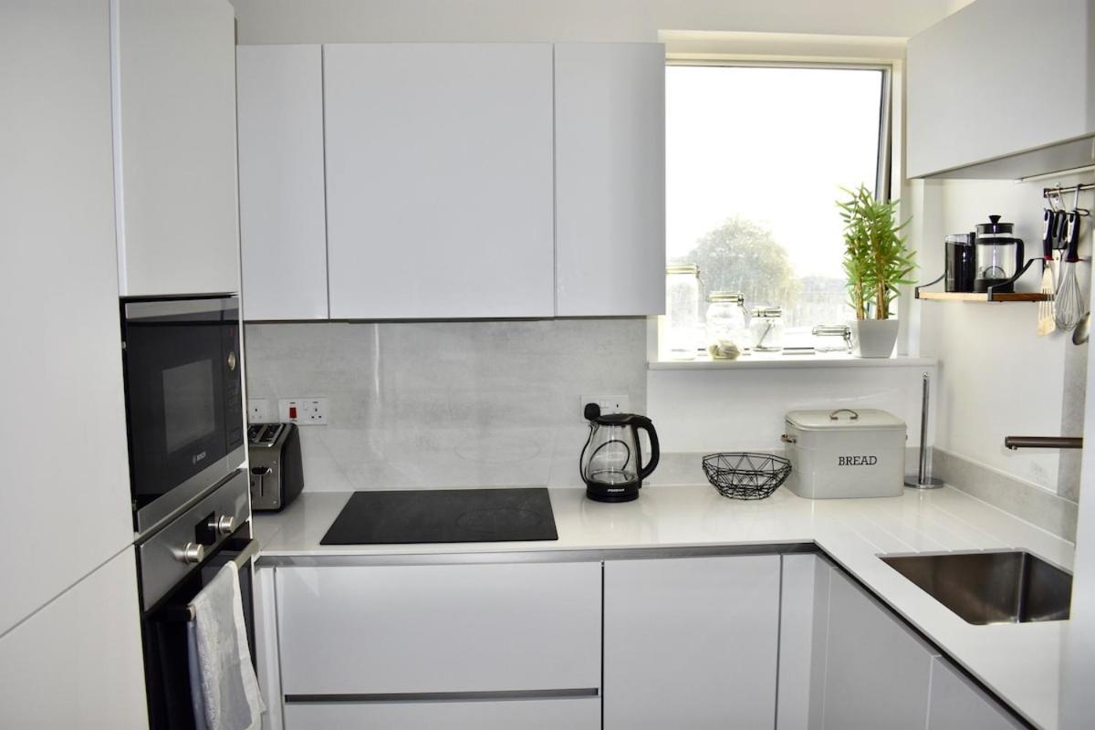 Beautiful Camberwell Sky Views Apartment