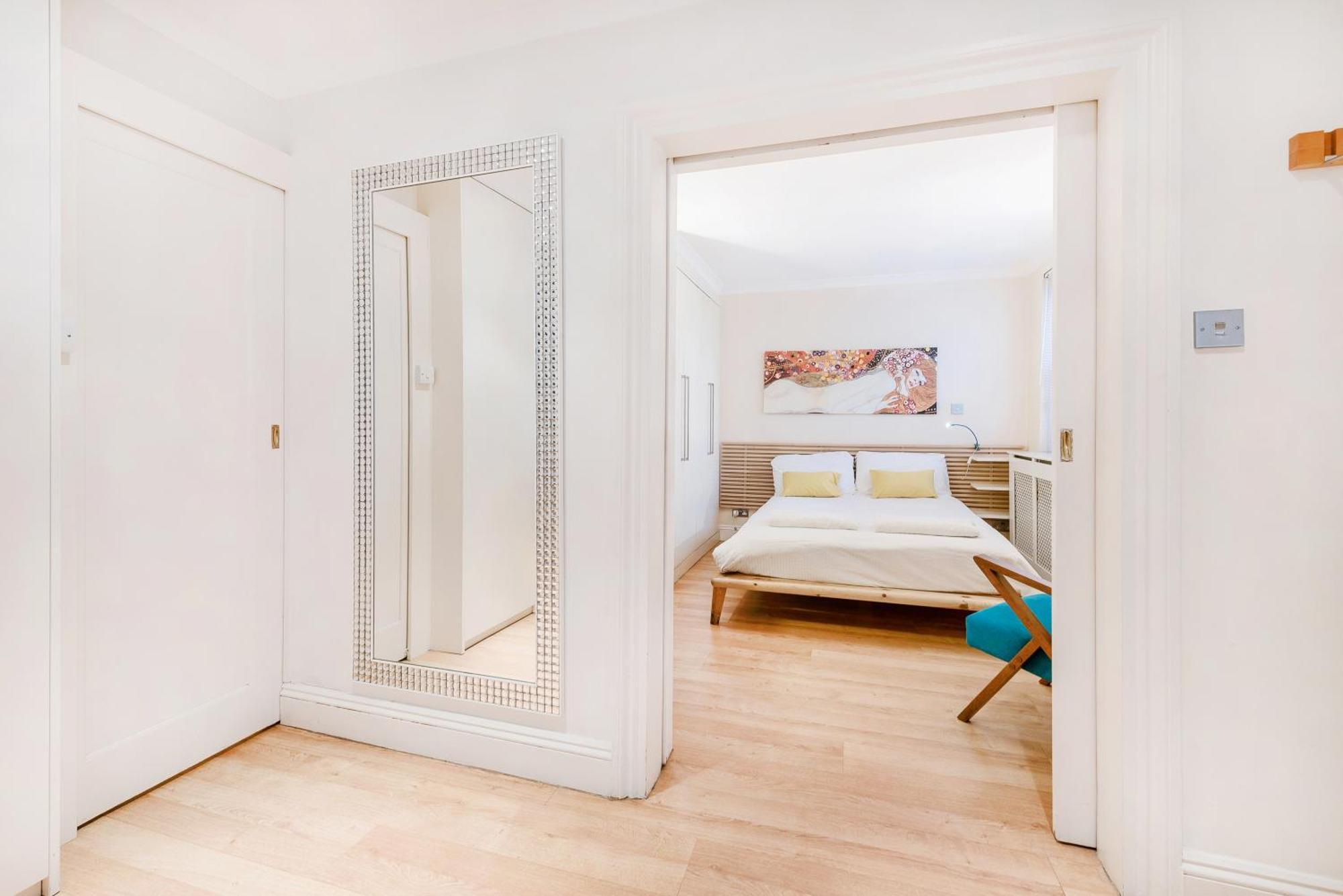Apartment-sleeps 4-98 Walking Score * London