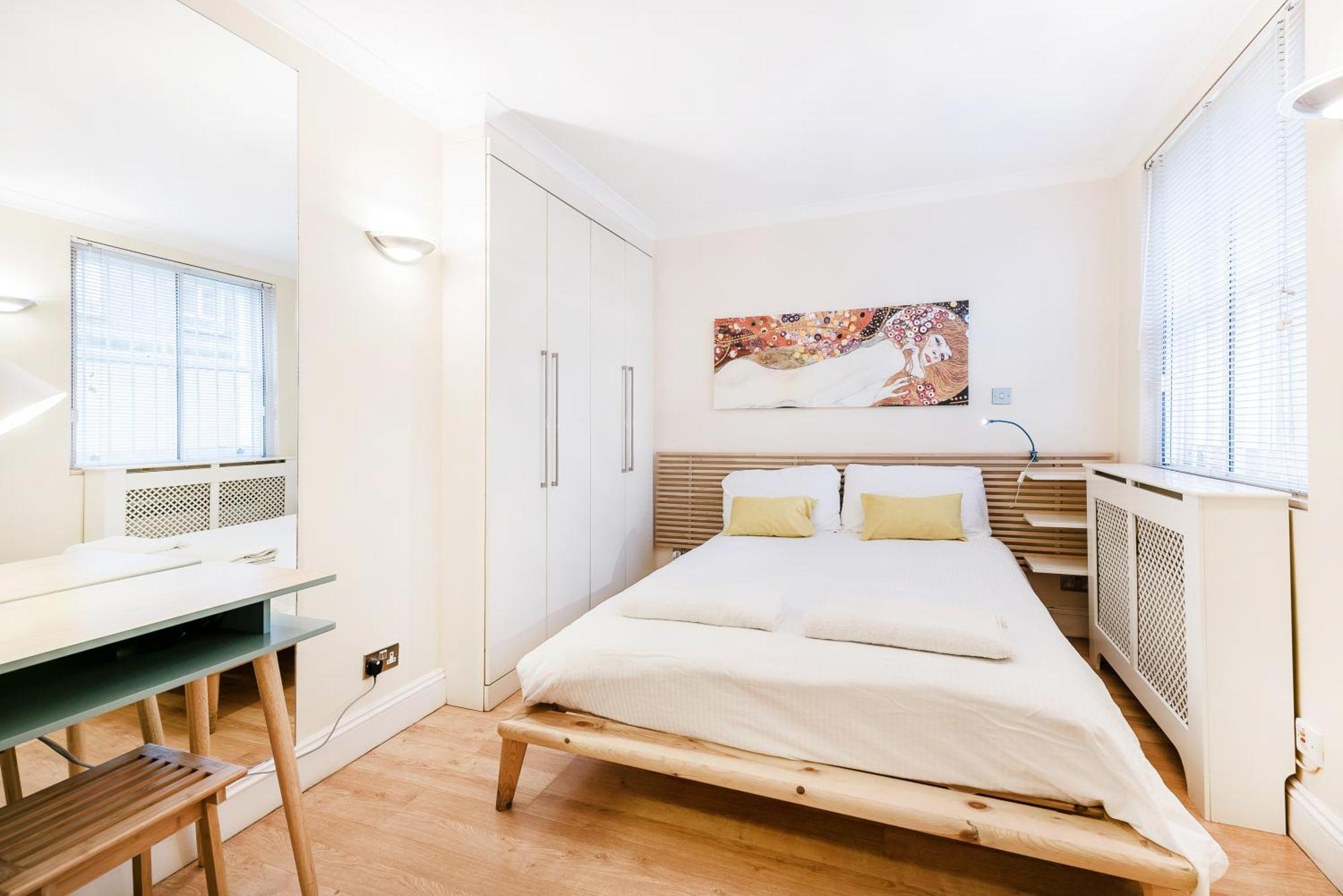 Apartment-sleeps 4-98 Walking Score Apartment