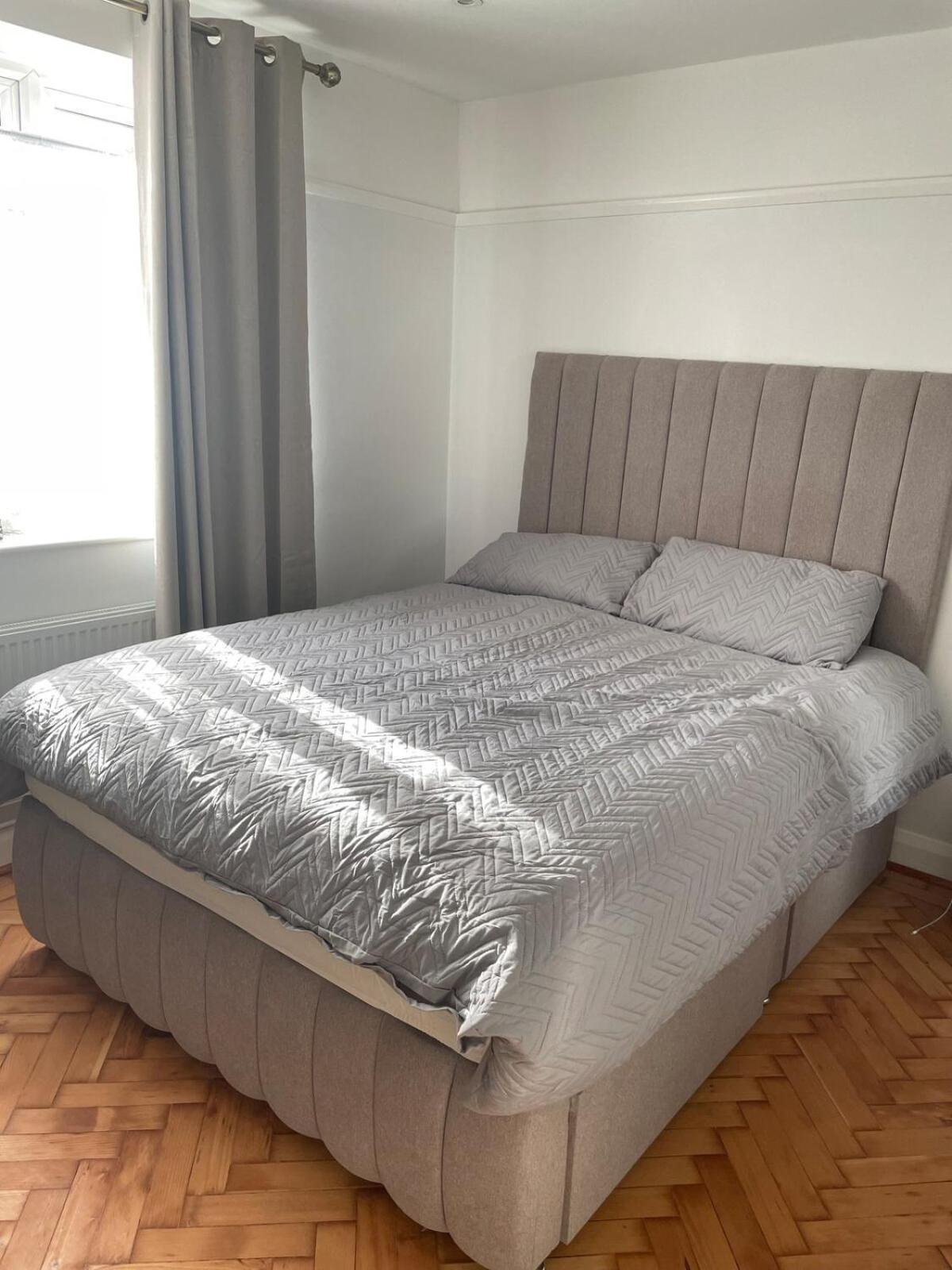 2 Bed Flat Near Main Acton Line Apartment London