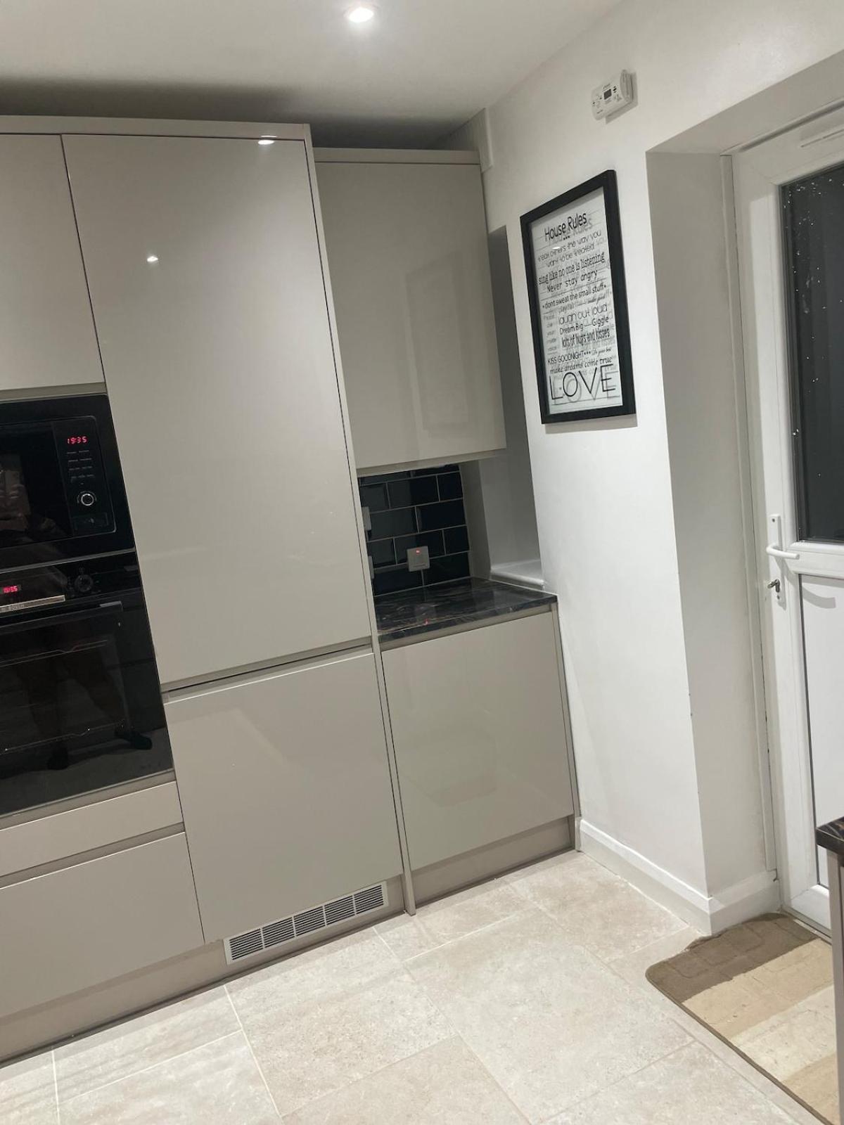 2 Bed Flat Near Main Acton Line * London