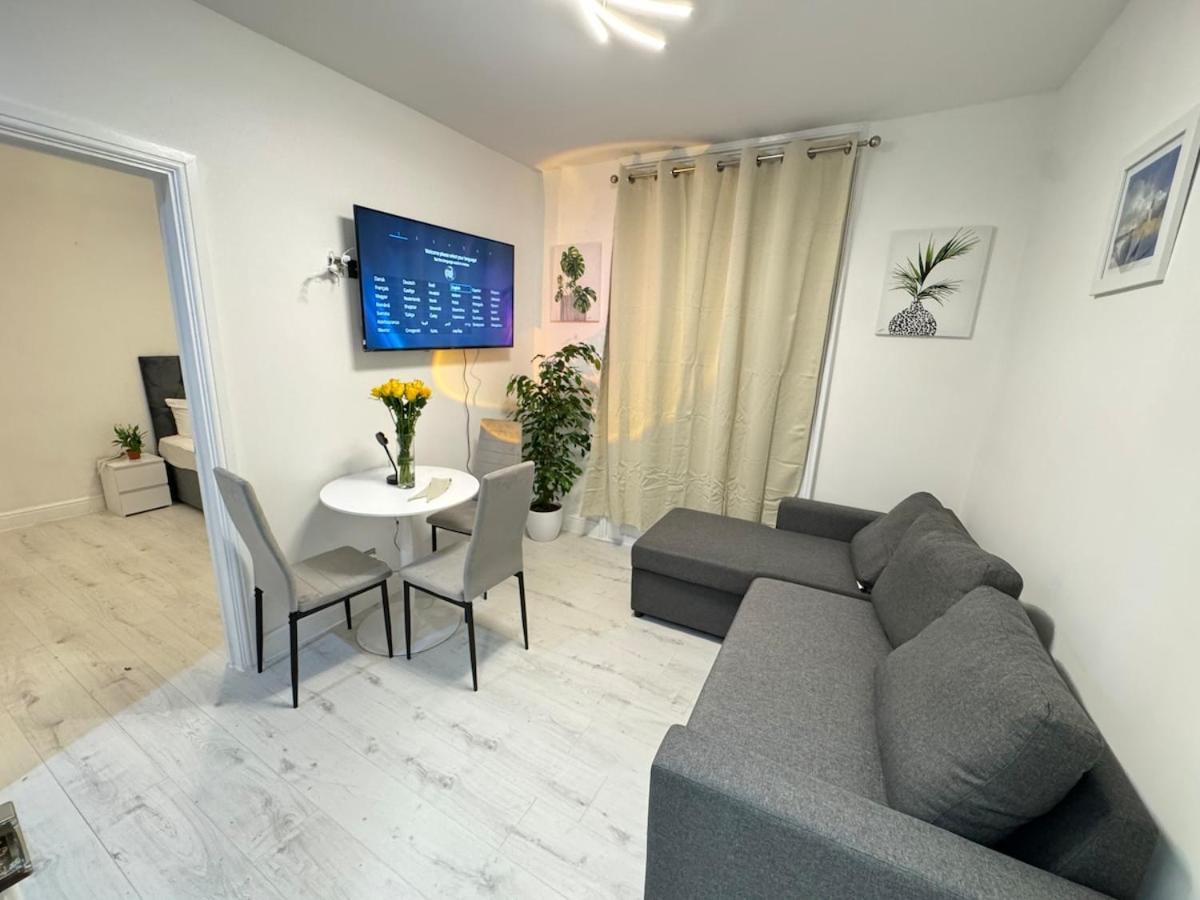 One Bedroom Flat Victoria *