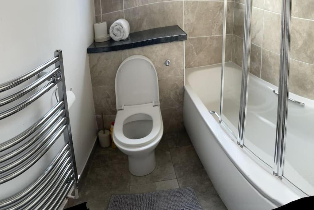 Two Bed Comfy And Private Apartment *