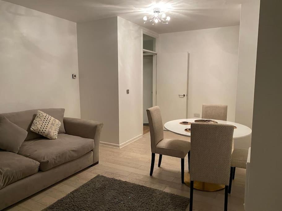 Two Bed Comfy And Private Apartment *
