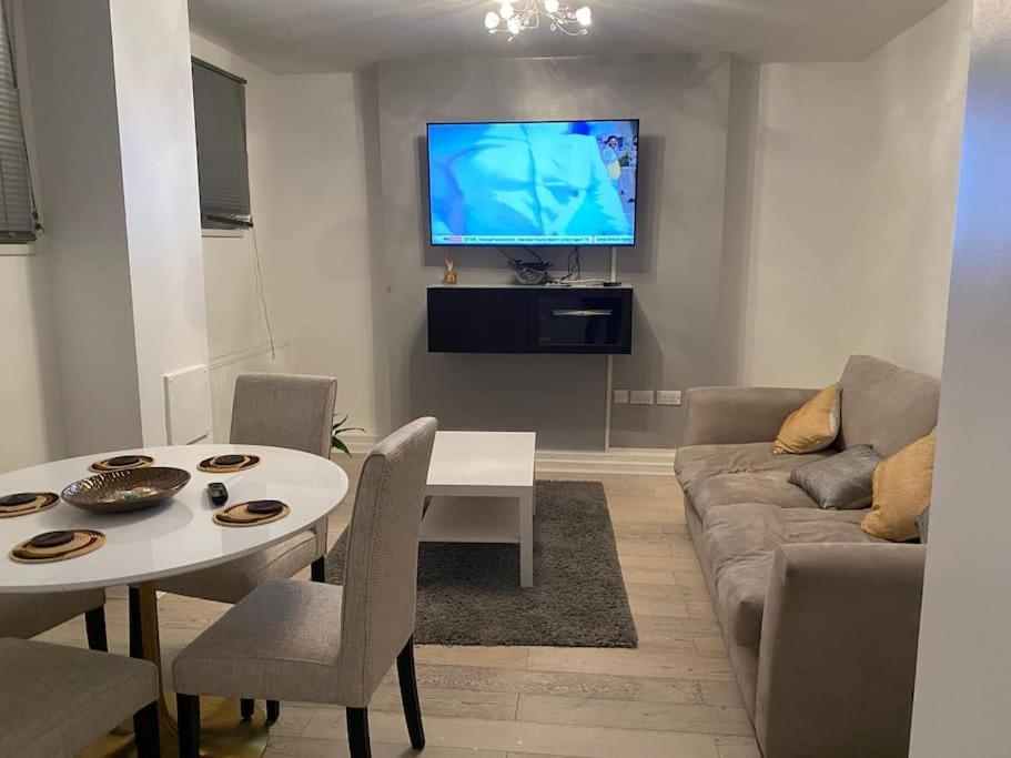 Two Bed Comfy And Private London