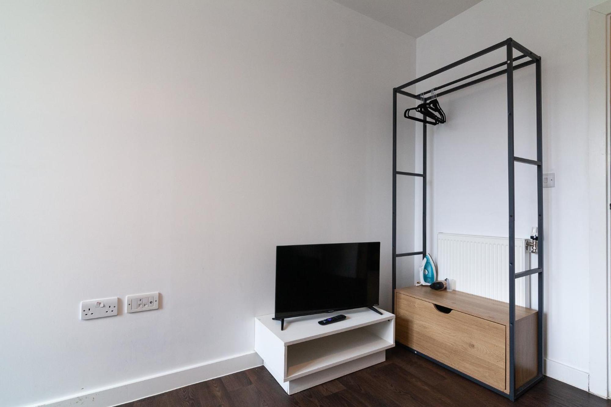 Spacious And Bright With Balcony Views * London