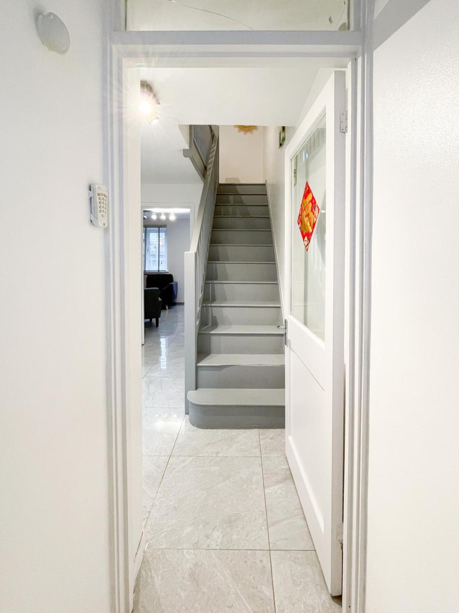 Beautiful 2 Large Bedroom House In Zone 2 * London