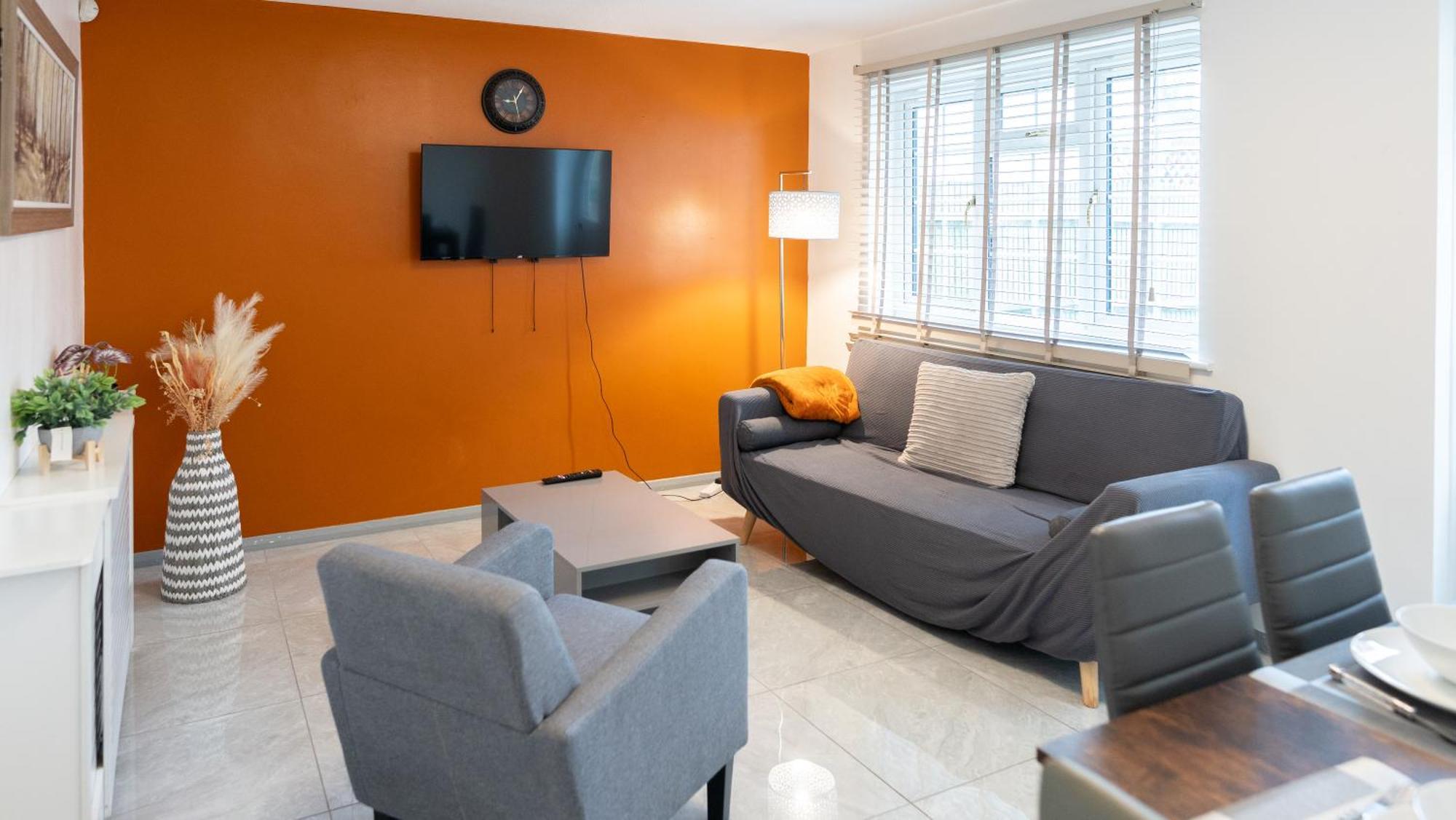 Beautiful 2 Large Bedroom House In Zone 2 London