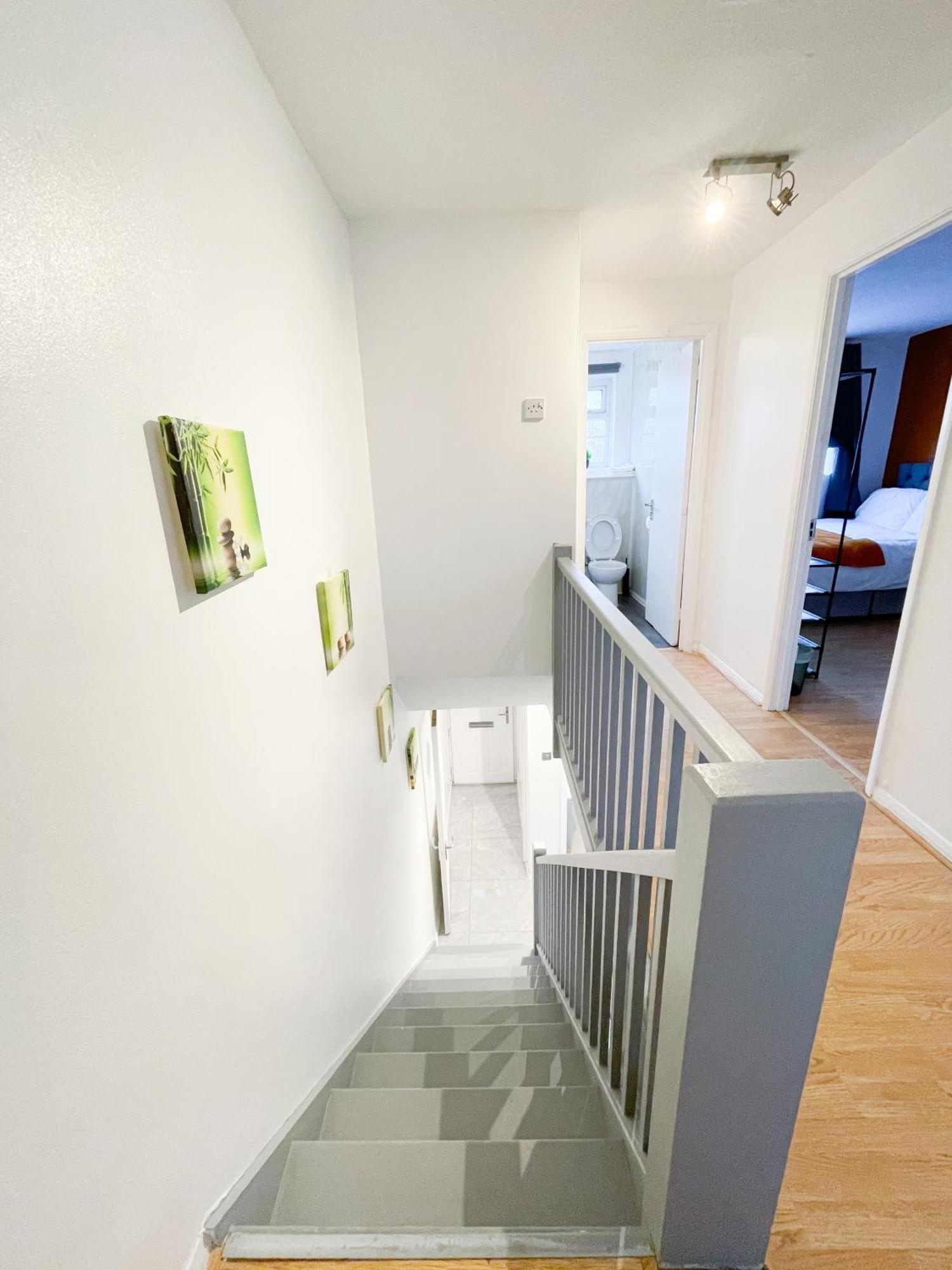 Beautiful 2 Large Bedroom House In Zone 2 Apartment *