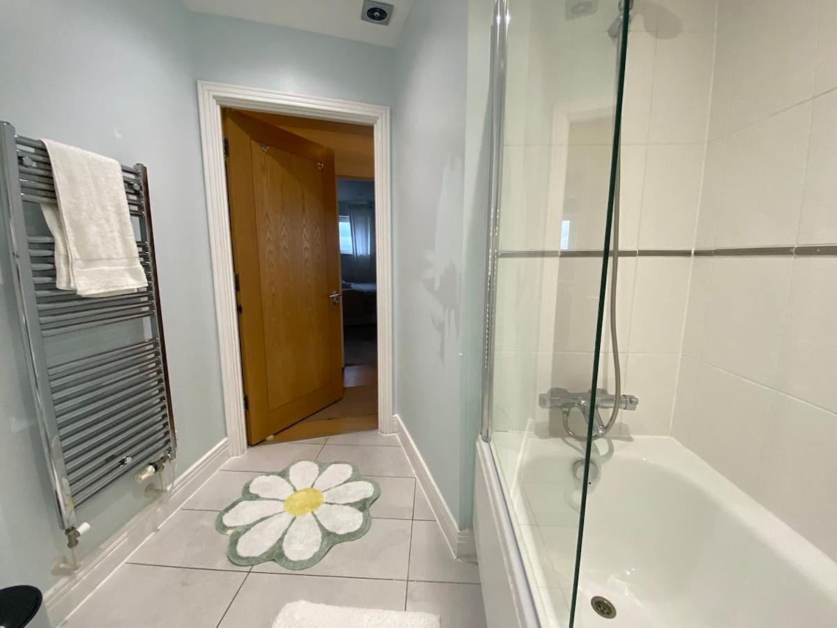2 Bedroom By The River Thames Apartment
