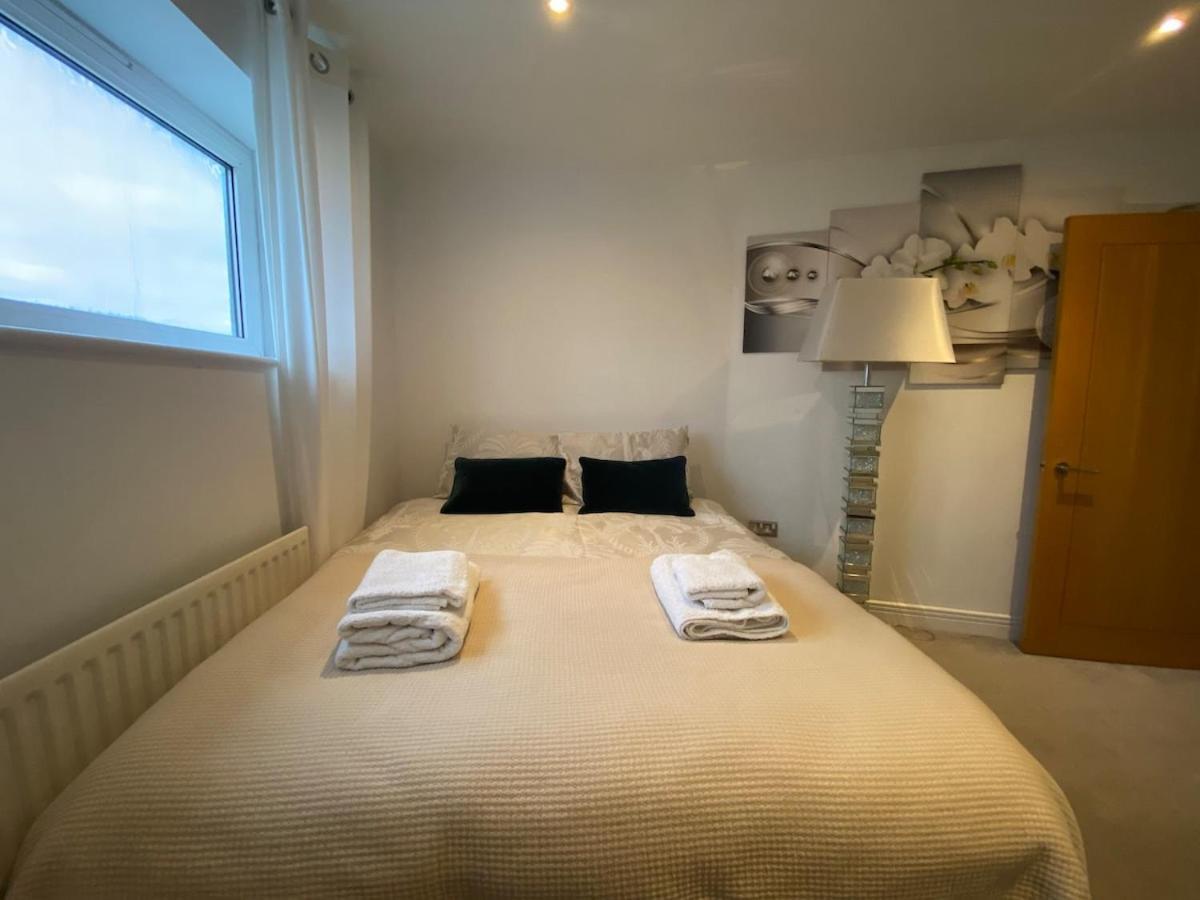 2 Bedroom By The River Thames Apartment London