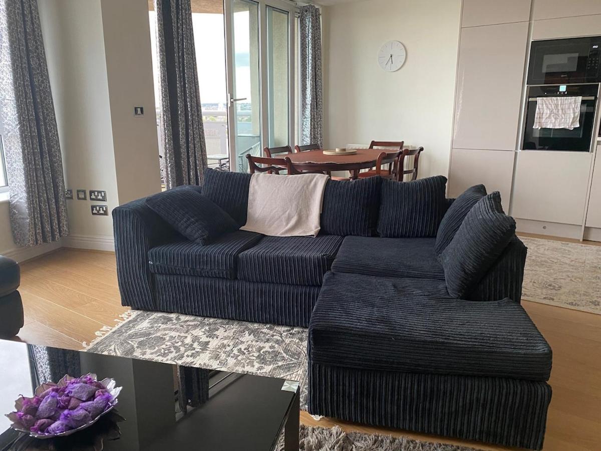 2 Bedroom By The River Thames Apartment
