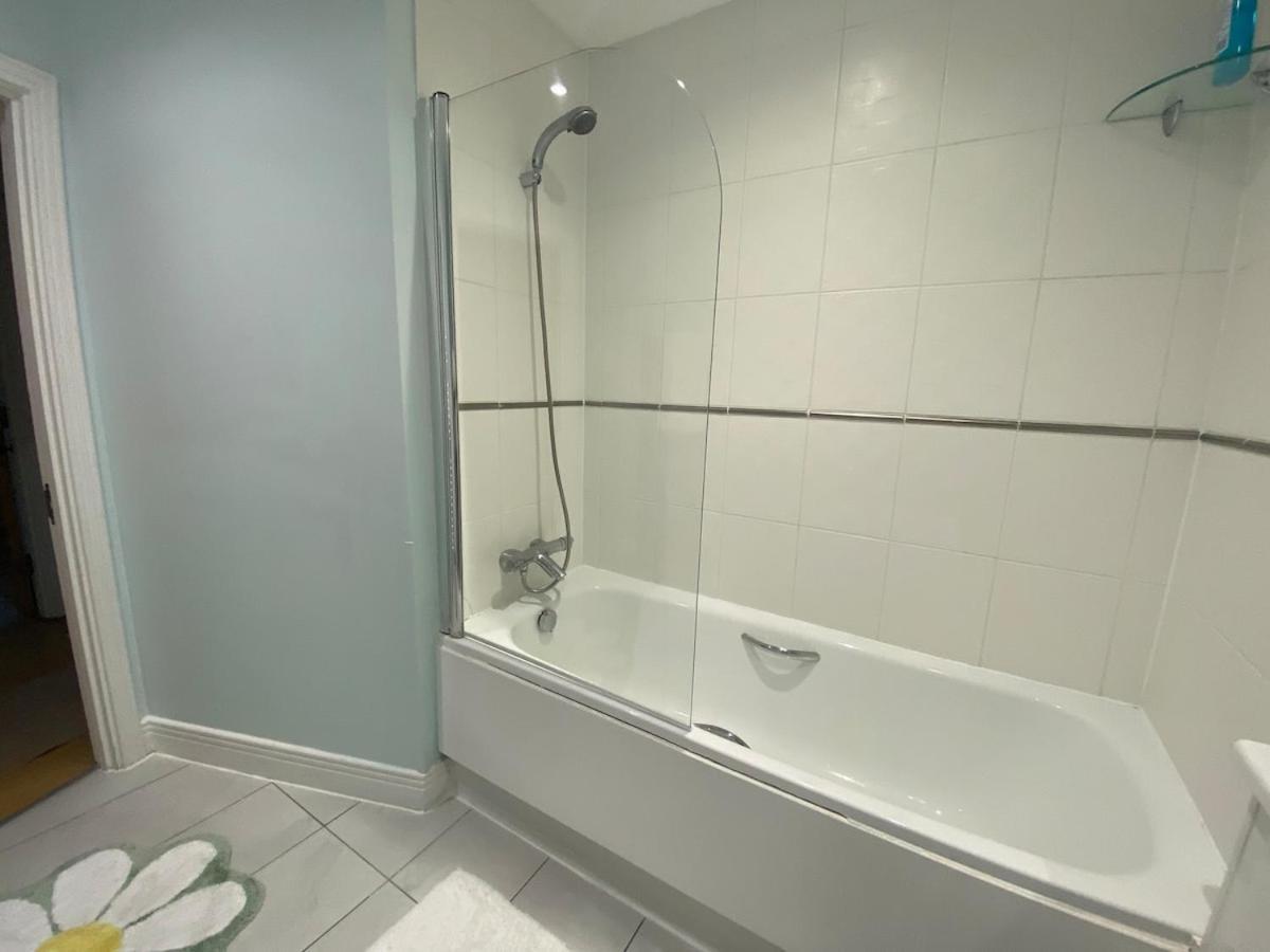 2 Bedroom By The River Thames Apartment London