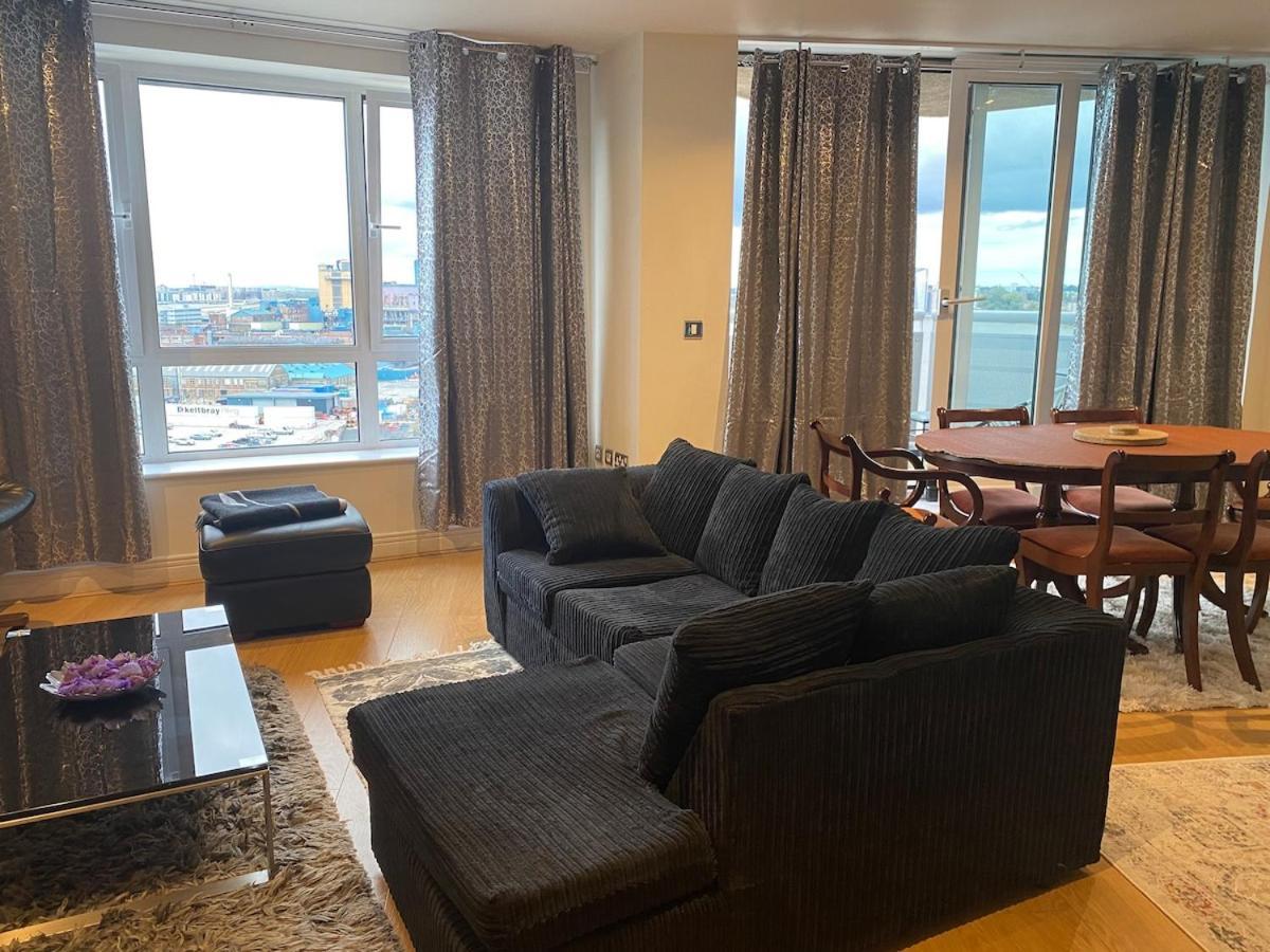 2 Bedroom By The River Thames Apartment