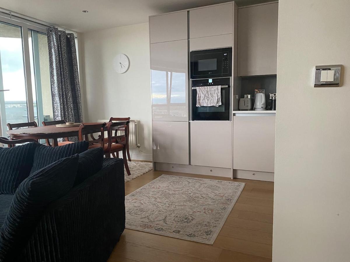 2 Bedroom By The River Thames Apartment London
