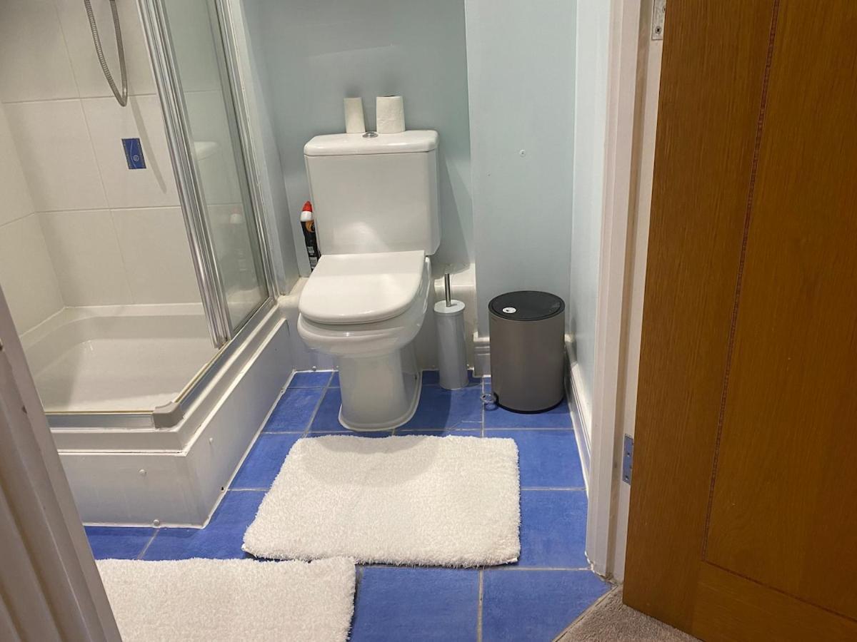 2 Bedroom By The River Thames Apartment London