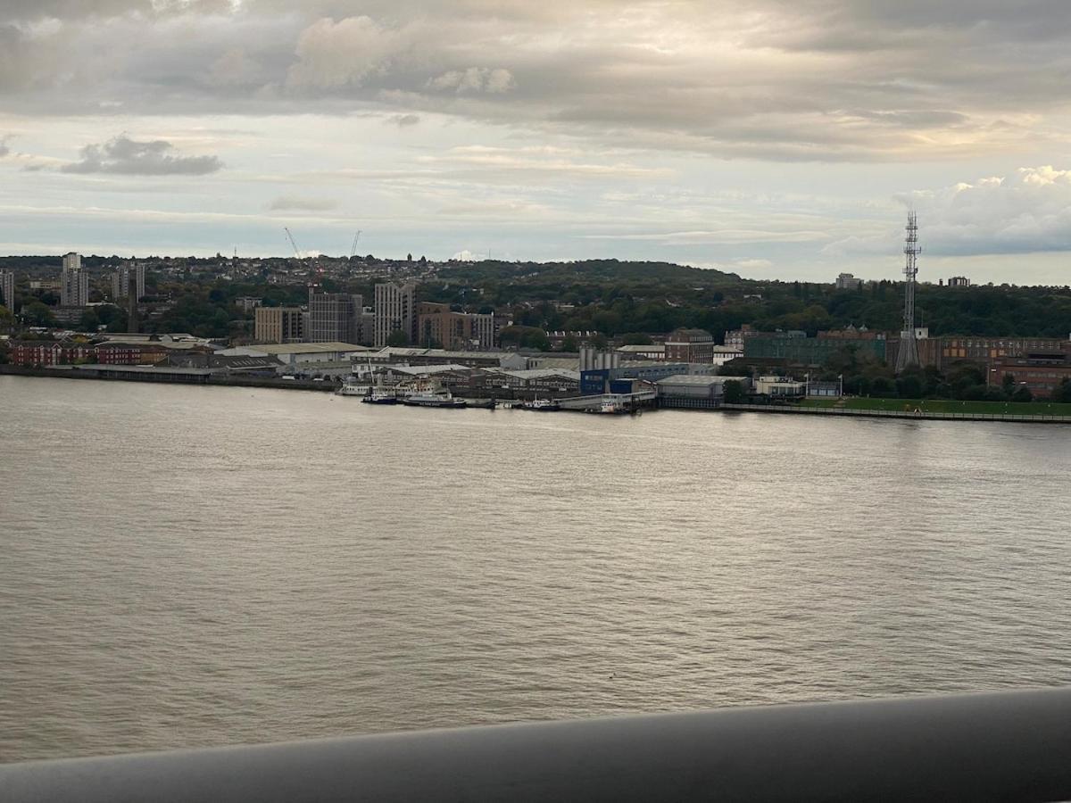 2 Bedroom By The River Thames London