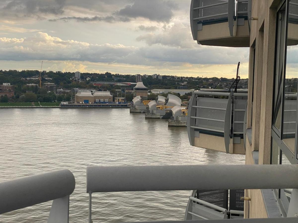 2 Bedroom By The River Thames Apartment *