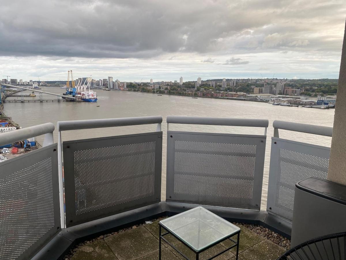 2 Bedroom By The River Thames Apartment London