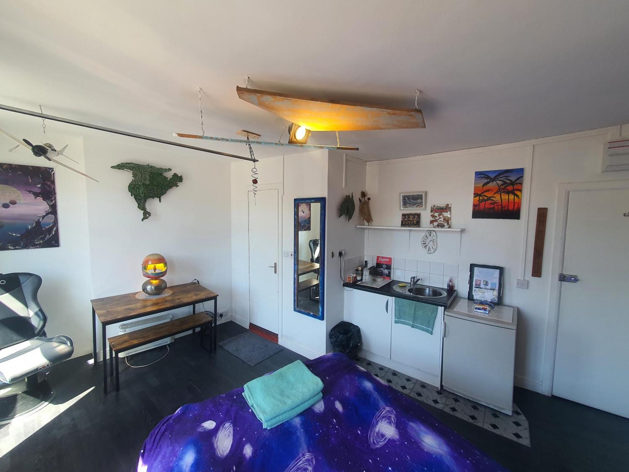 Cyber-art In Camden Apartment *