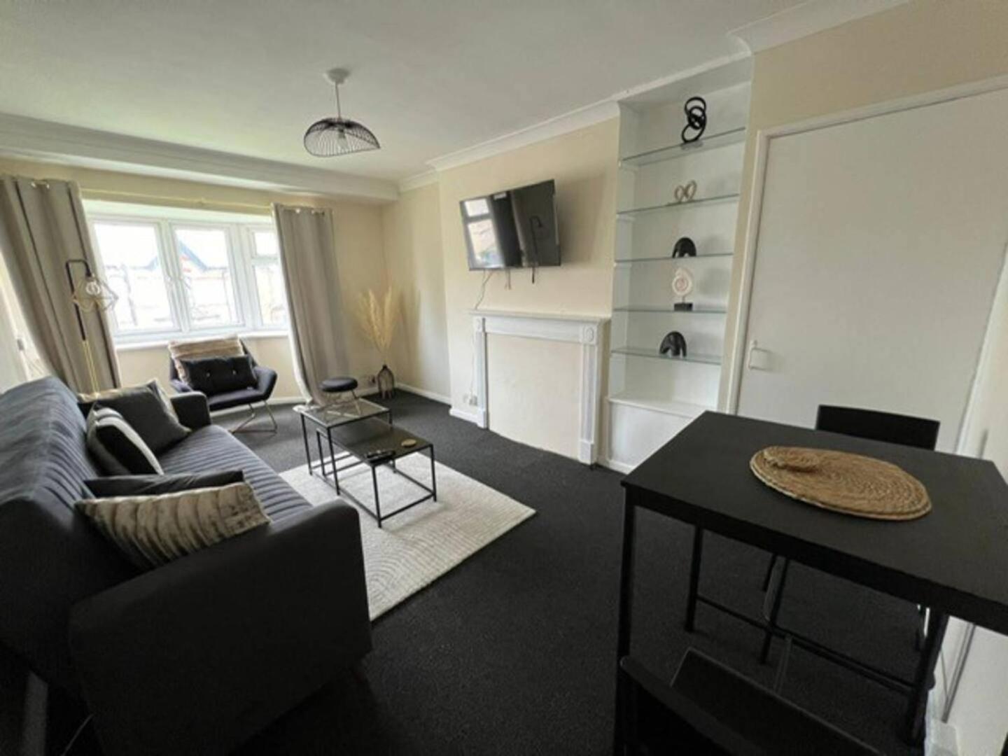 Walthamstow - - Sleeps 3 - Streetparking Apartment *