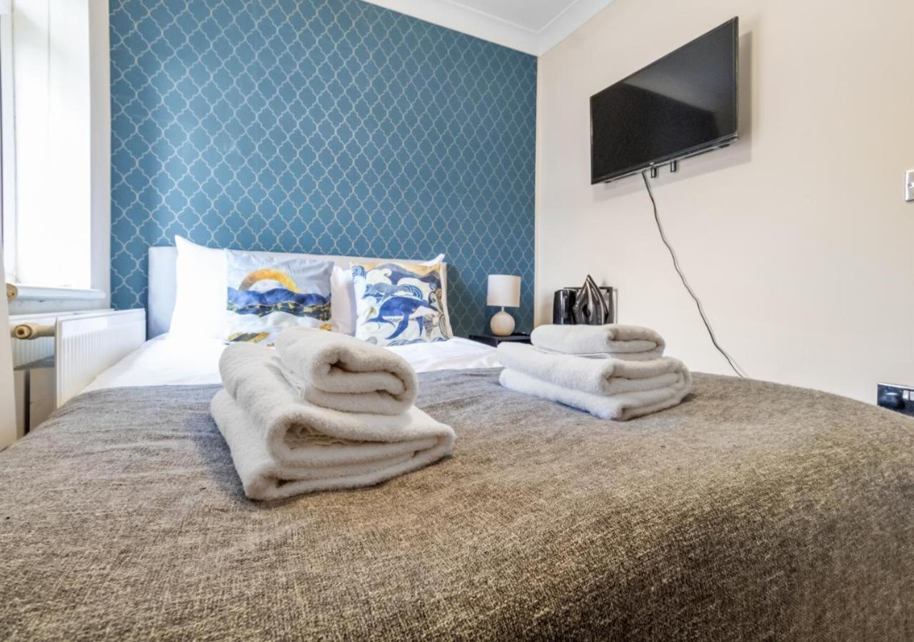 Experience Comfort & Style Cosy Private In Roundway Apartment