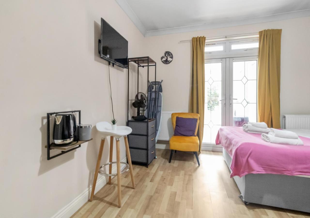 Experience Comfort & Style Cosy Private In Roundway * London