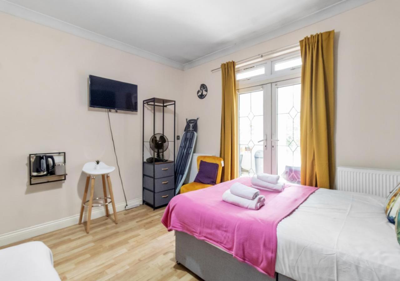 Experience Comfort & Style Cosy Private In Roundway Apartment