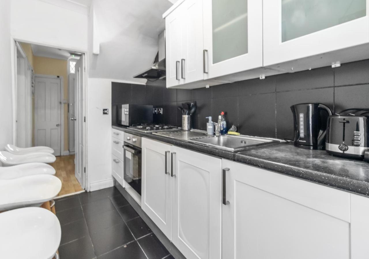 Experience Comfort & Style Cosy Private In Roundway * London