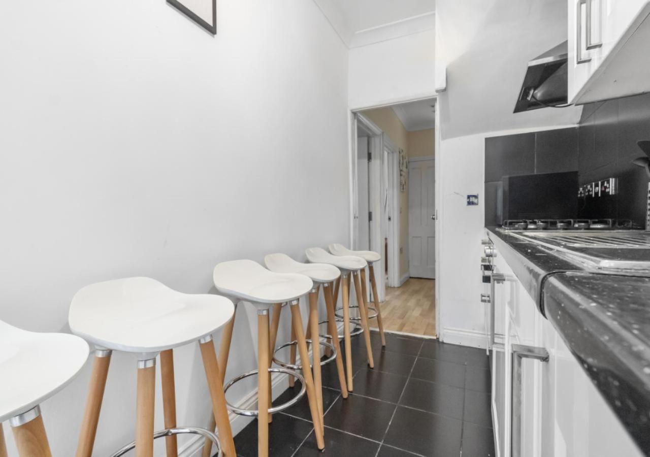 Experience Comfort & Style Cosy Private In Roundway Apartment