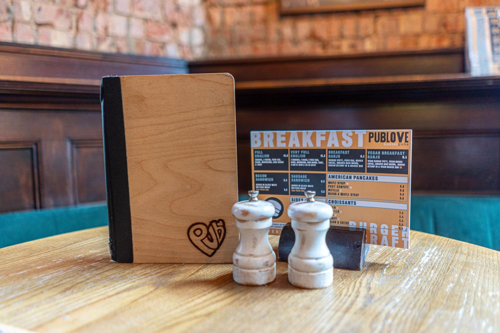 Publove @ The Man, Paddington Hostel Londen