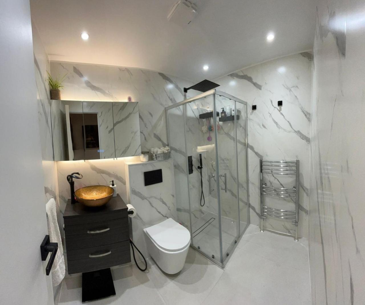 Lovely Double Bedroom In Rotherhithe Londen