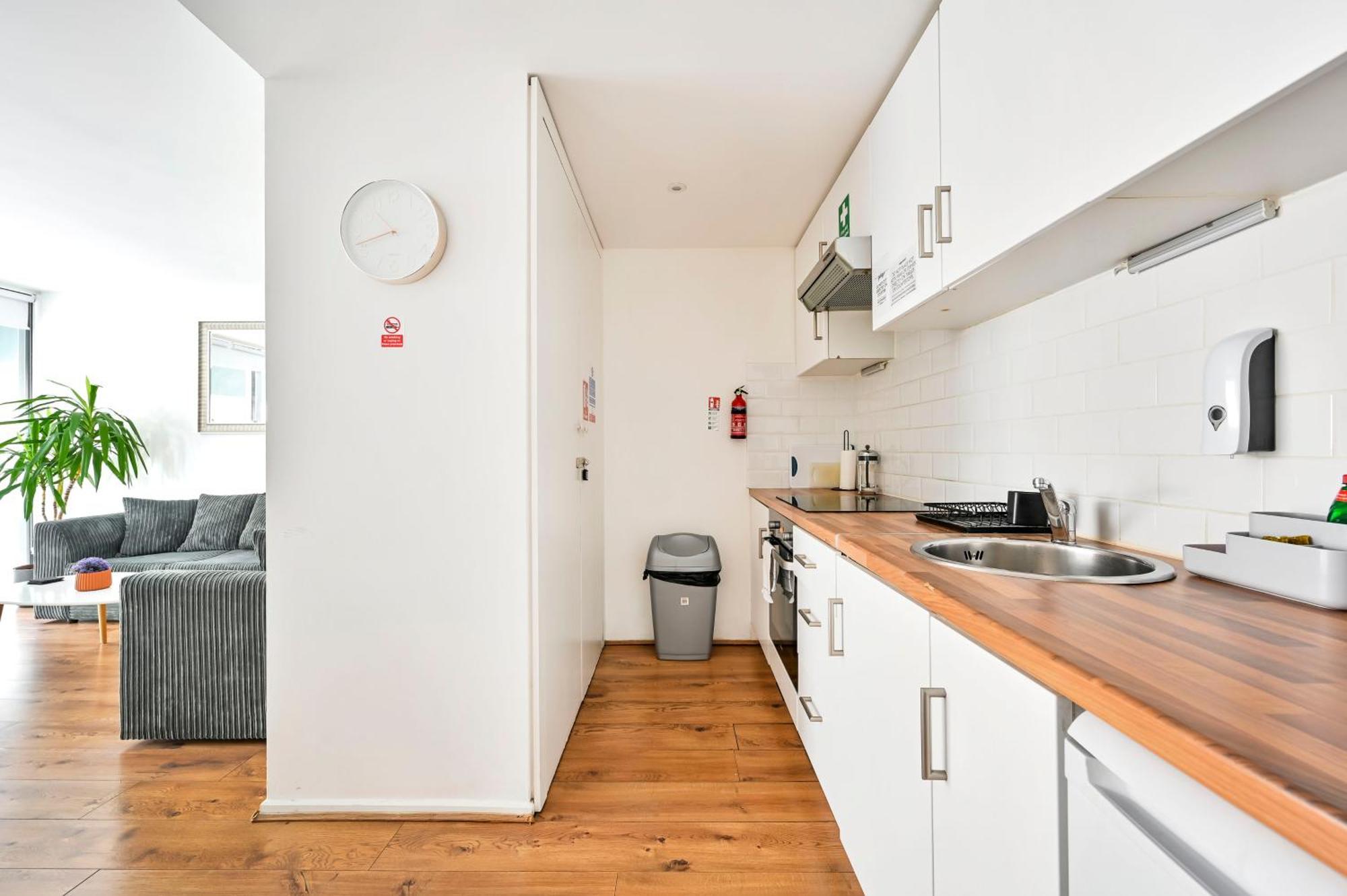 Lovely 2-bed, Sleeps 6, Near Stratford Station & Abba Voyage, Apartment *