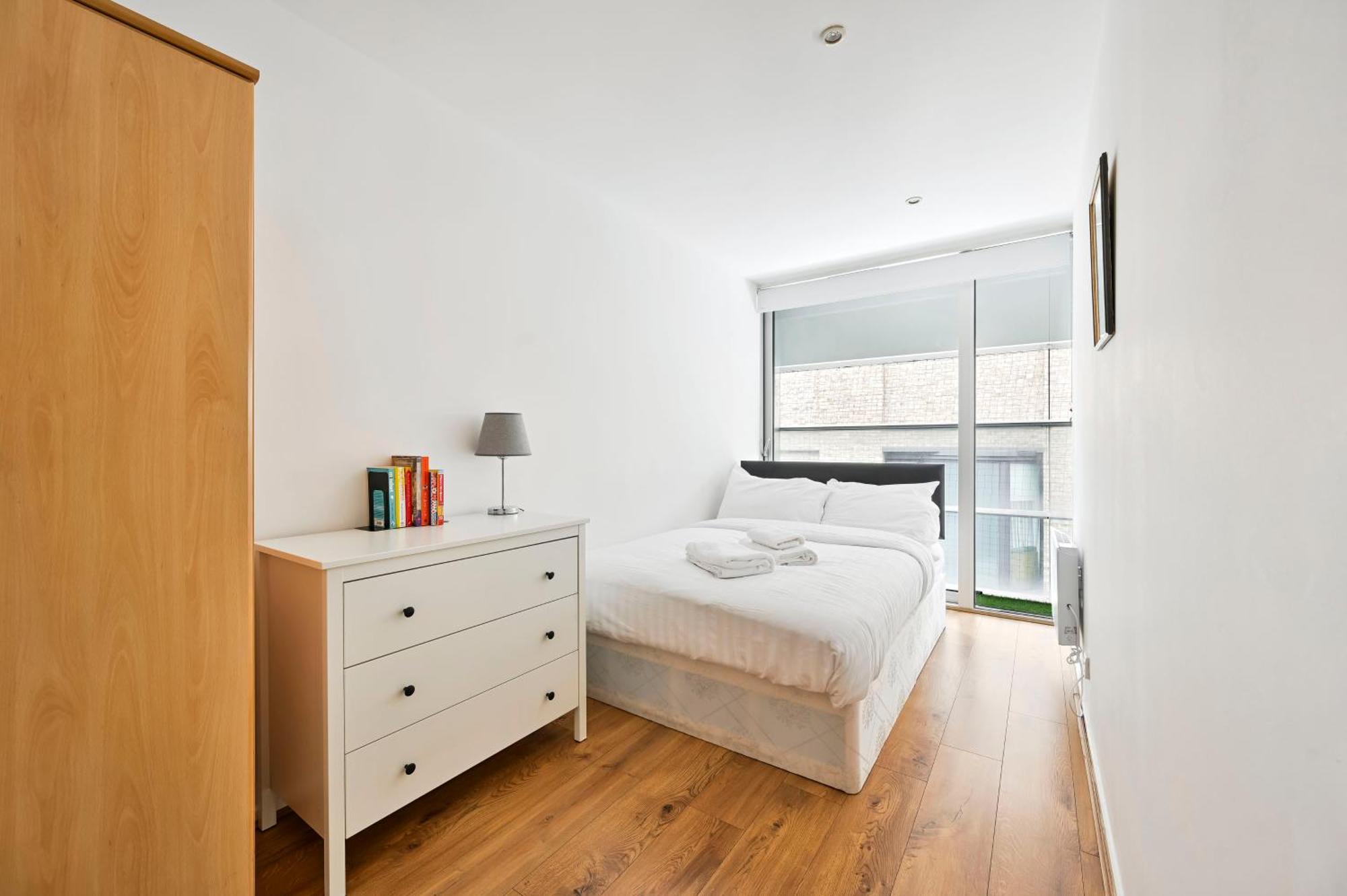 Lovely 2-bed, Sleeps 6, Near Stratford Station & Abba Voyage, Apartment *