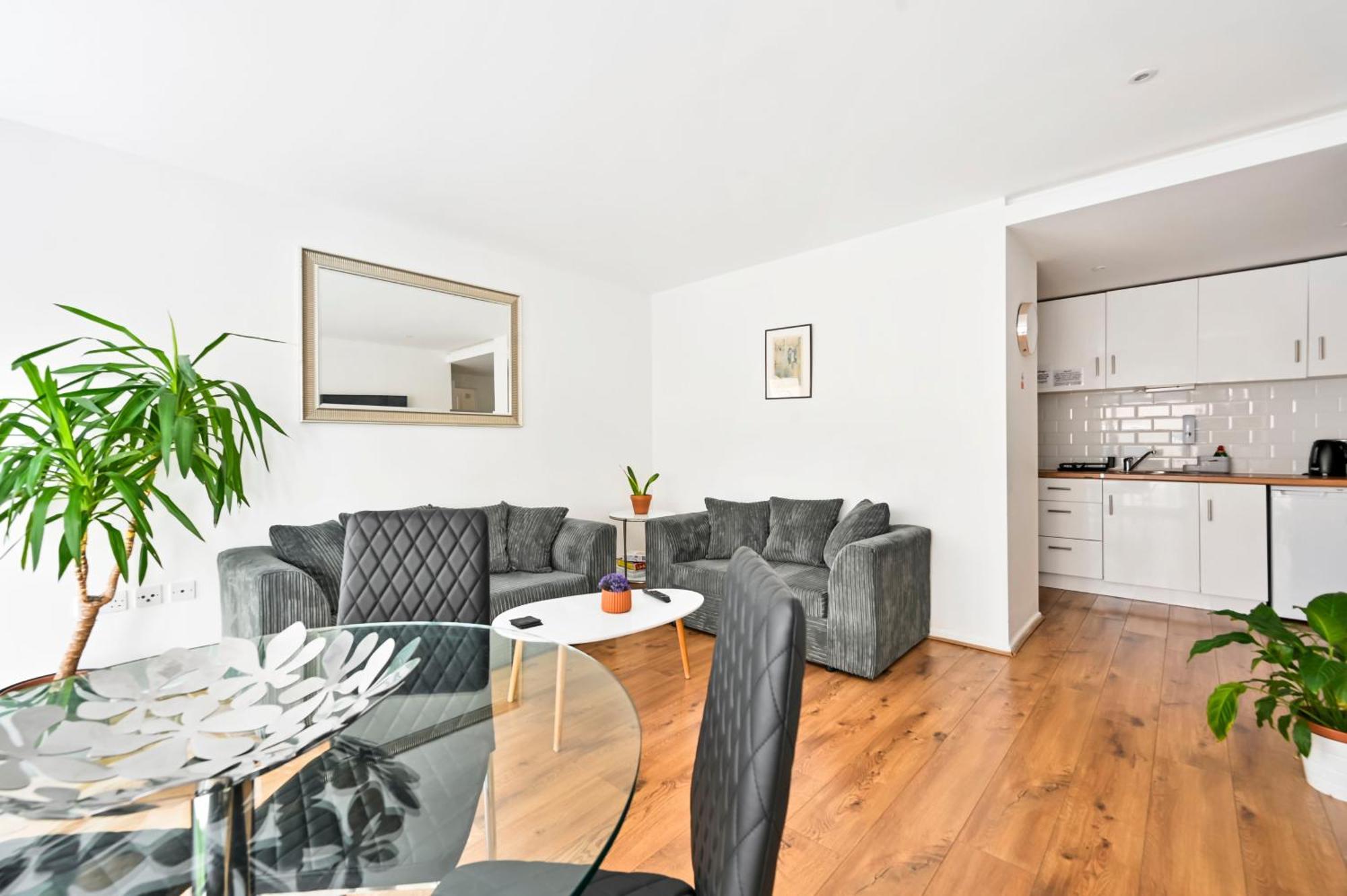 Apartment Lovely 2-bed, Sleeps 6, Near Stratford Station & Abba Voyage, *