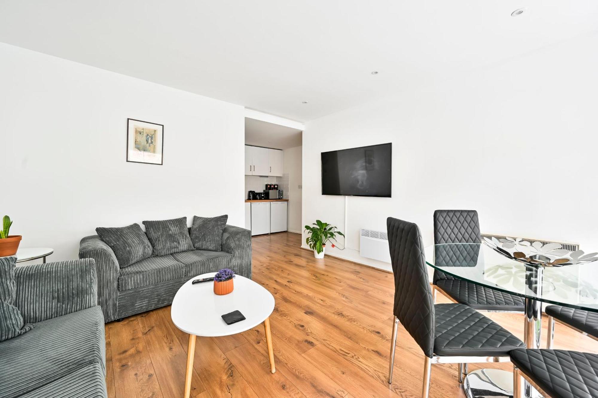 Lovely 2-bed, Sleeps 6, Near Stratford Station & Abba Voyage, Apartment London