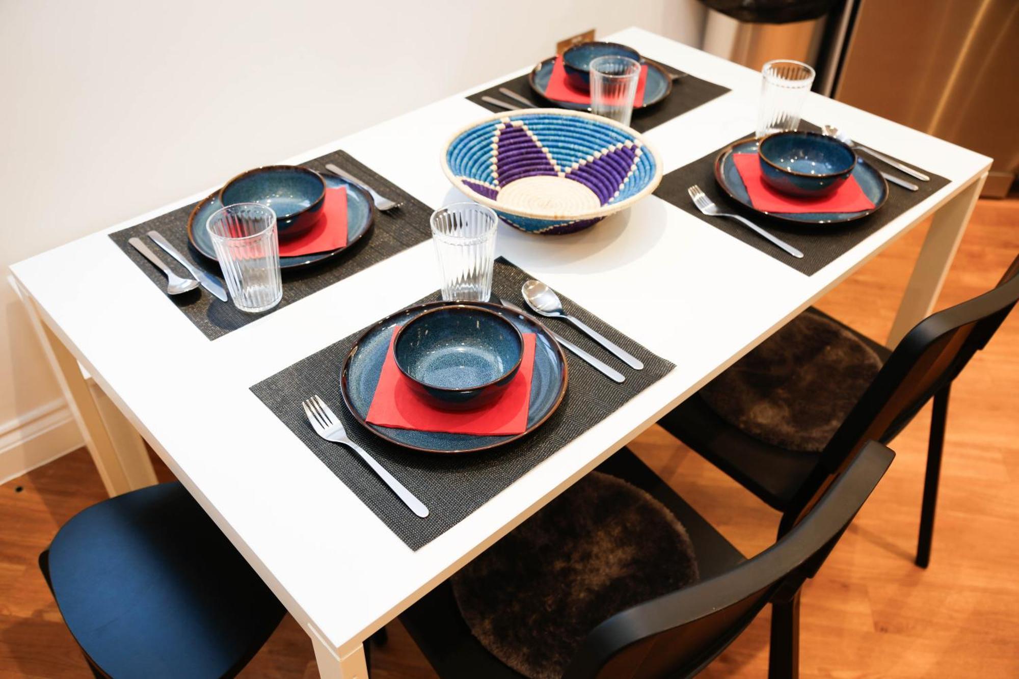 New Luxury In Location Next To Shops, Cafes, Bars & Metro Apartment London